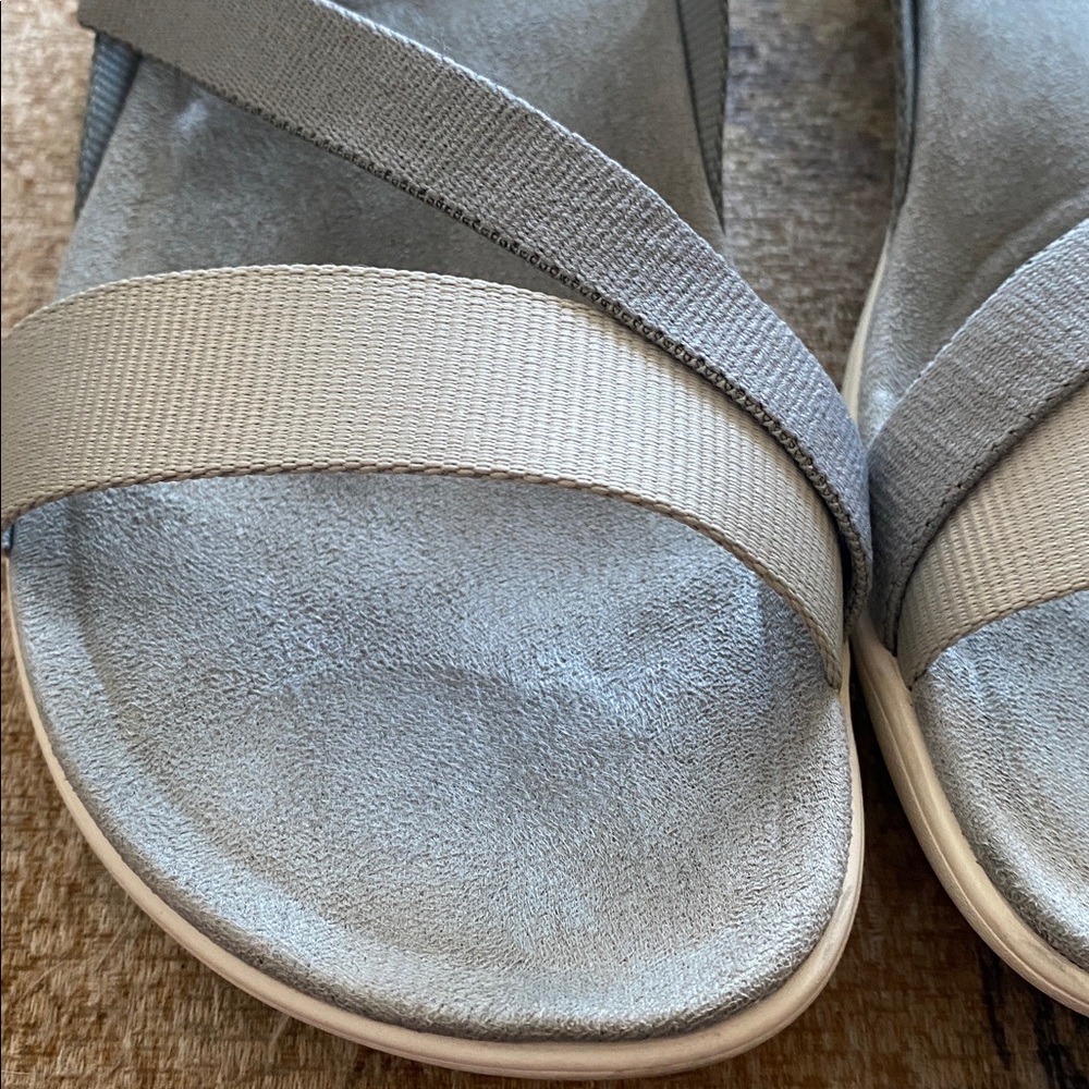 Merrell Women's Sandals in Gray size 7 Velcro closers - Picture 2 of 9